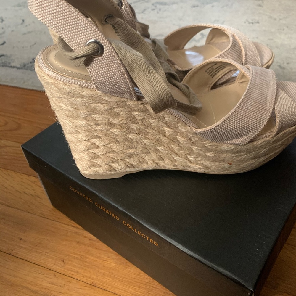 Lulus wedges, fits more if a 9US or 9.5US